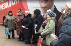 «Радикалы» в центре Житомира агитировали людей записать видеообращение против Супрун. ВИДЕО