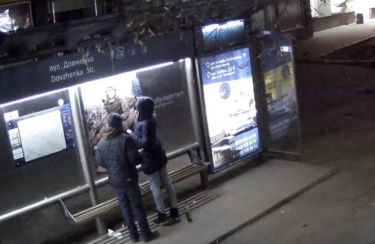 В Житомире разыскивают вандалов, которые содрали фото военного с остановки общественного транспорта. ВИДЕО