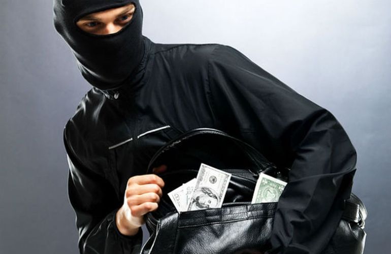 Бандиты в масках совершили серию ограблений в Житомире. Одного из нападавших задержали
