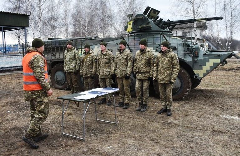 Курсанты-десантники из Одессы проходят боевую подготовку на житомирском полигоне. ФОТО