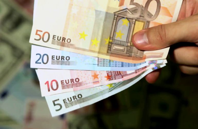 Экономика: От 260 евро в месяц. Какие выплаты получают украинцы в Нидерландах