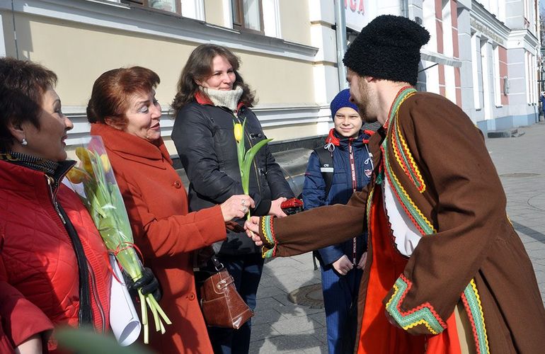 Накануне 8 марта прохожим женщинам в центре Житомира раздавали тюльпаны. ФОТО