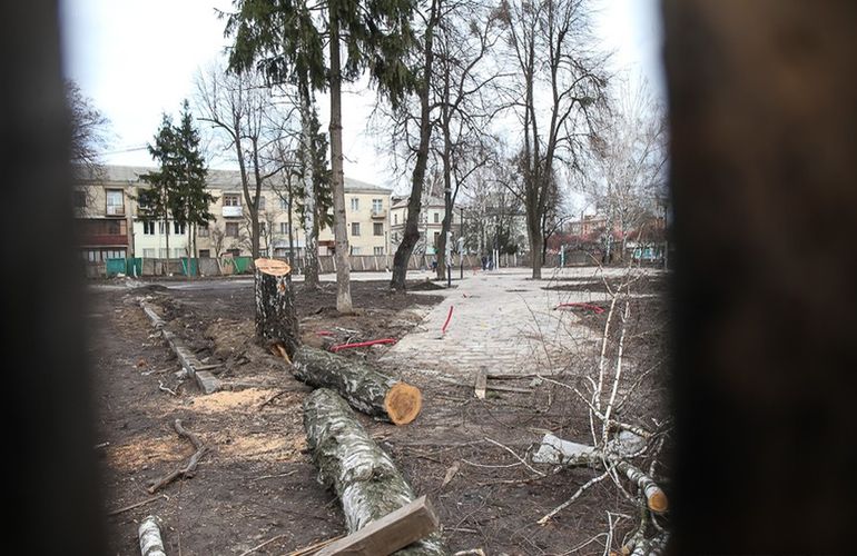 В Житомире продолжили реконструкцию сквера на углу Лятошинского и Небесной Сотни. ФОТО