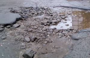 Жители Житомира требуют от мэрии отремонтировать тротуары
