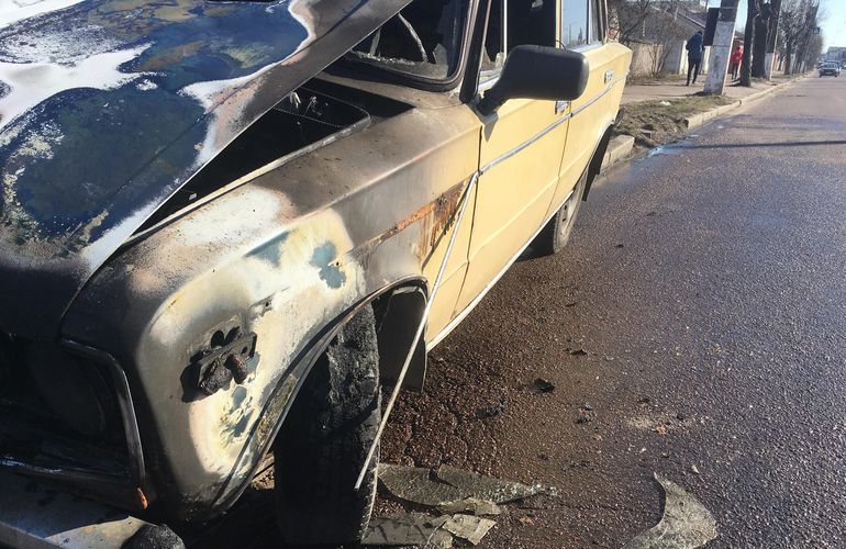 В Житомире сгорел припаркованный на обочине автомобиль. ФОТО