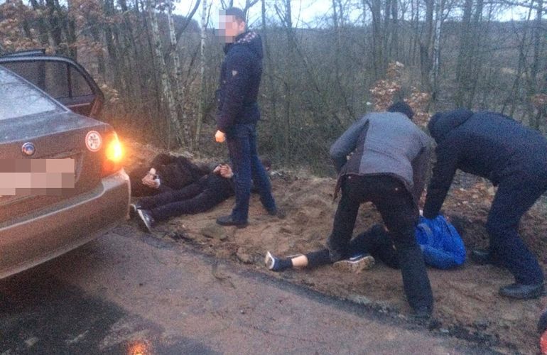 Избили и выбросили из машины: на Житомирщине задержали дерзких автоугонщиков