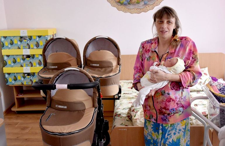 Багатодітній мамі, яка народила в Житомирі трійню, подарували коляску. ФОТО