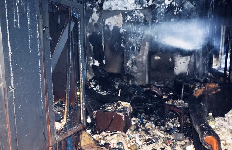 Ночью в Житомире загорелась квартира. Двое людей погибли, еще двух удалось спасти. ФОТО