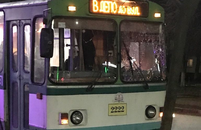 Компания хулиганов в Житомире разбила лобовое стекло троллейбуса. ФОТО