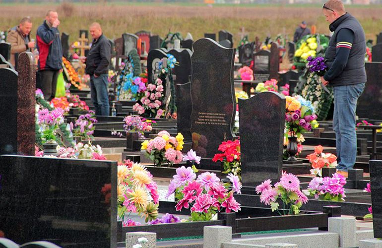 Вместо пластика - молитву: житомирян призывают не нести искусственные цветы на кладбища