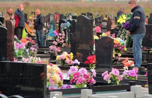  Вместо <b>пластика</b> - молитву: житомирян призывают не нести искусственные цветы на кладбища 