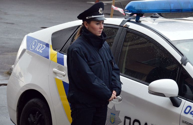 В Житомире член избирательной комиссии набросился на лейтенанта полиции