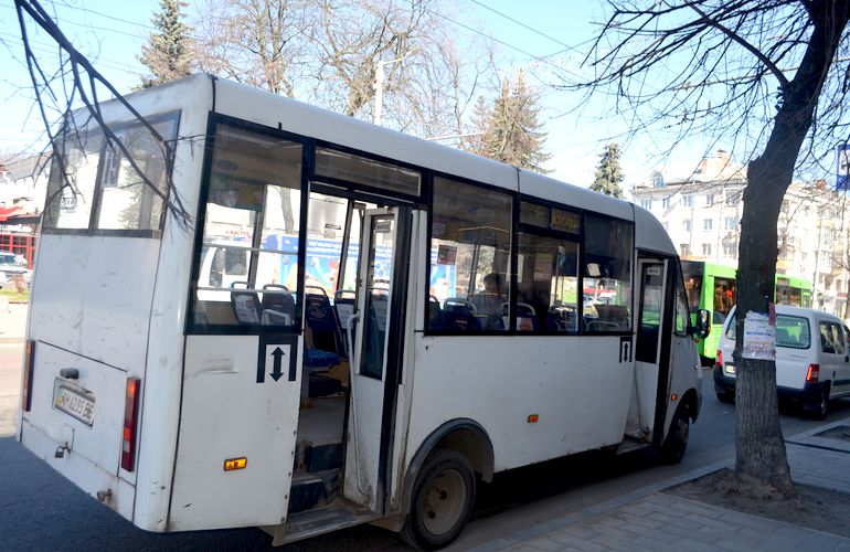 В Житомире оштрафуют перевозчика, в маршрутках которого льготникам запретили бесплатный проезд. ФОТО