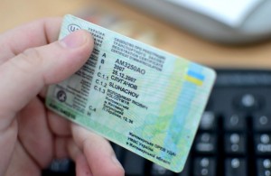  Житомирянин занимался <b>подделкой</b> водительских прав и ID-карт. Теперь суд оценит его «мастерство» 