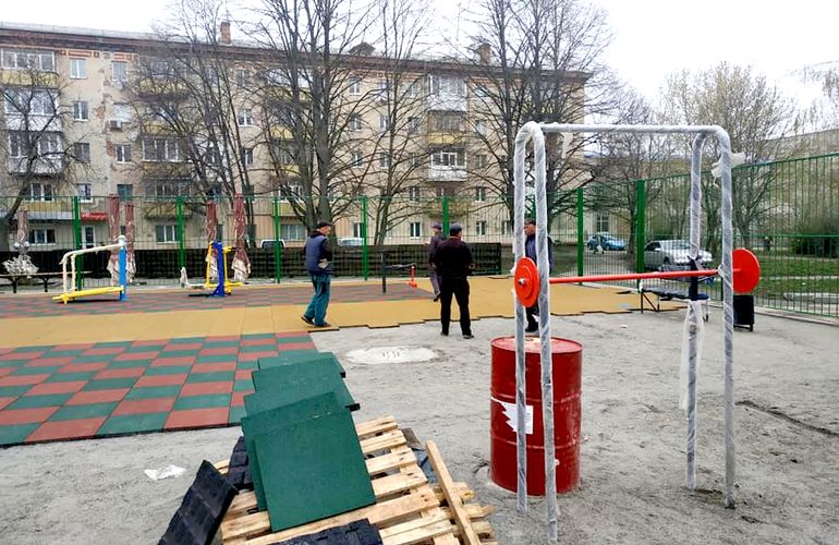 В Житомире украли резиновое покрытие со спортплощадки для людей с инвалидностью. ФОТО