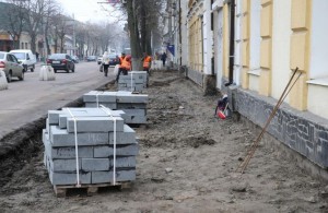 Плитка вместо старого асфальта: в Житомире продолжают реконструкцию тротуаров. ФОТО