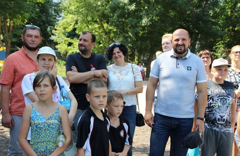 На Вітрука, 31 у Житомирі презентували спортивний майданчик, який побудували за ініціативи Борислава Розенблата. ФОТО. ВІДЕО