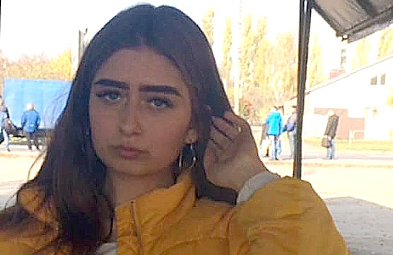 Вышла из ТРЦ и домой не вернулась: в Житомире разыскивают 15-летнюю девушку