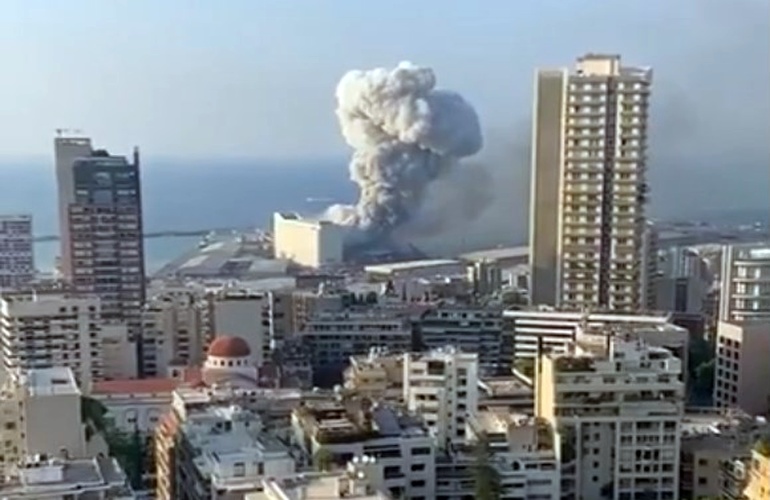 Мощный взрыв в Бейруте: есть раненые. ВИДЕО