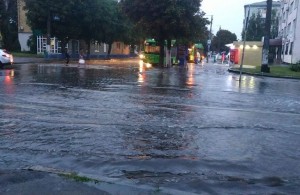 У Житомирі випала майже половина місячної норми опадів: зливи накрили й сусідні міста. ФОТО