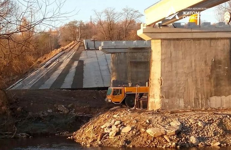 Служба автодорог показала, как поляки ремонтируют мост на Житомирщине. ФОТО