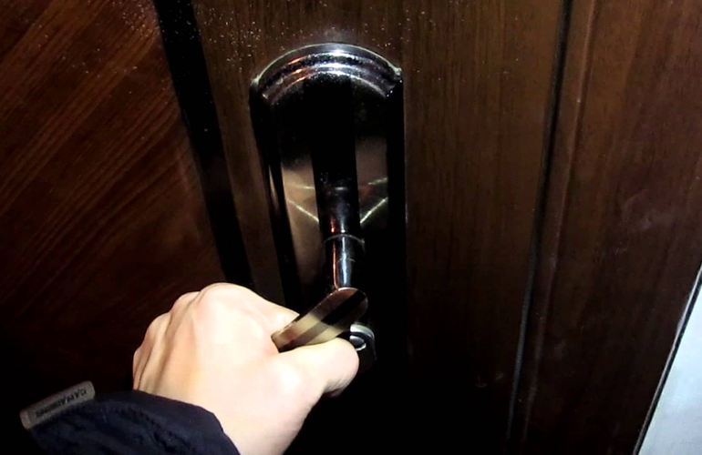 В Житомире мужчина не закрыл дверь и его квартиру обокрали закарпатские подростки