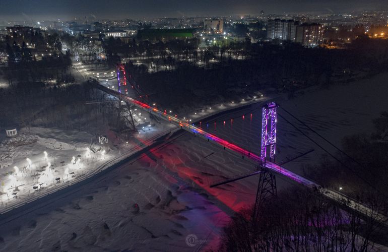 В житомирском парке два человека пытались прыгнуть с моста: отговорили прохожие и полиция