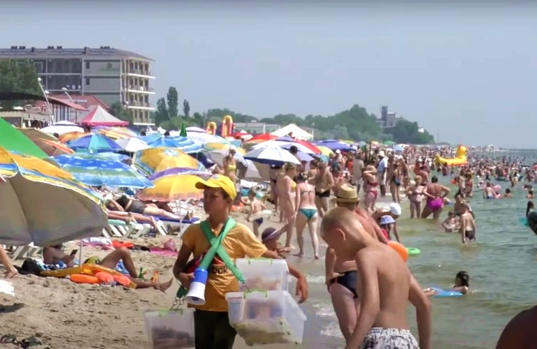 Отдых в Кирилловке и Затоке в 2021 разочаровал туристов – грязное море и много людей. ВИДЕО