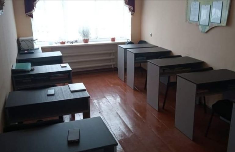 Депутат від «Нашого краю» подарував нові меблі школі в Малині