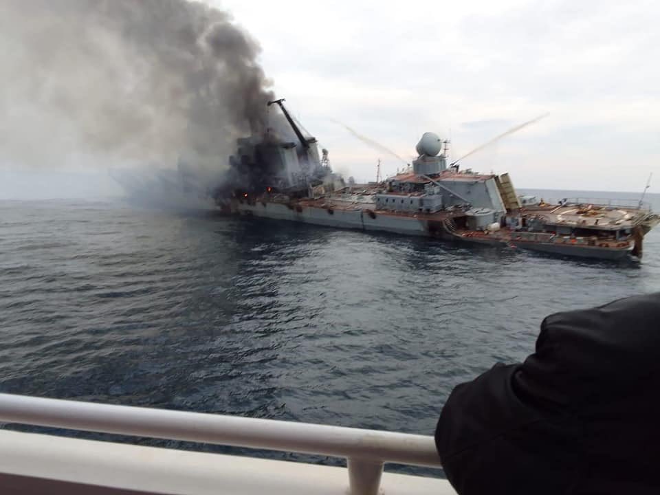 Появилось, вероятно, первое настоящее фото подбитого крейсера «Москва»
