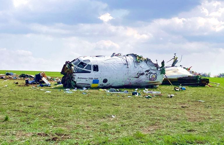 На Запорожье упал самолет Ан-26. Он совершал технический рейс: есть погибший и раненые. ВИДЕО