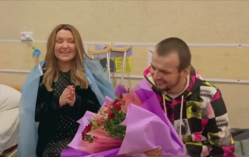 Наталья Могилевская сделала подарок раненому на войне бойцу и навестила его в больнице