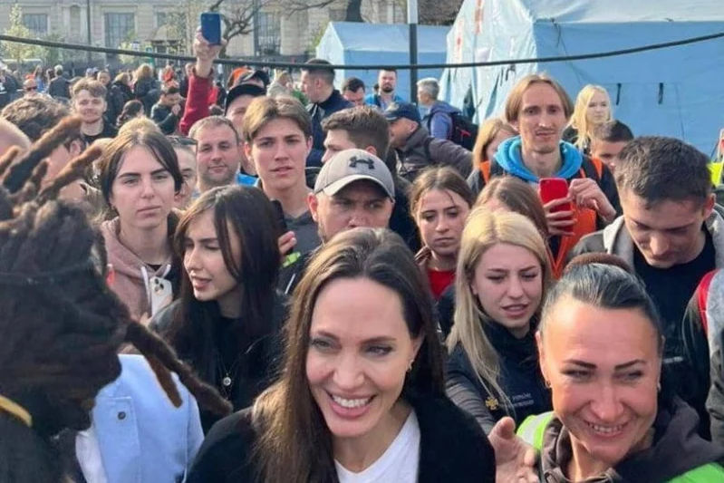 Анджелина Джоли приехала в Украину с гуманитарной миссией. Она пообедала с беженцами на вокзале и посетила интернат