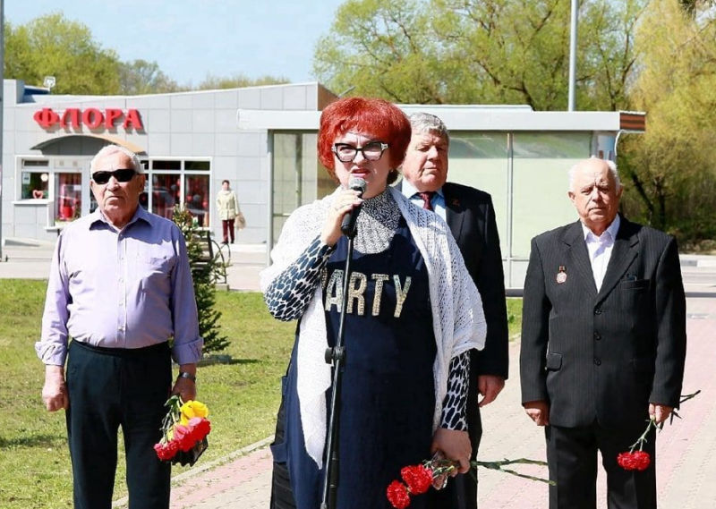 У сукні з написом «Party» на жалобному заході: чиновниця «Єдиної Росії» зганьбилася через безглузде вбрання