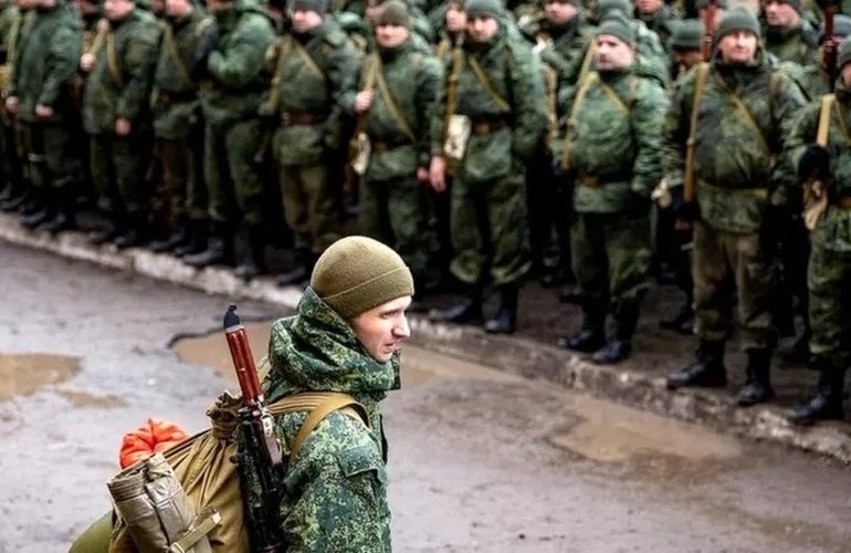«Я вышел за хлебом и оказался на фронте». Как устроена принудительная мобилизация в Донецке и Луганске