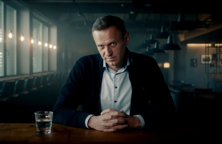 Рецензия на фильм «Навальный»: кино 2022 изображает героя, но кто Навальный для Украины?