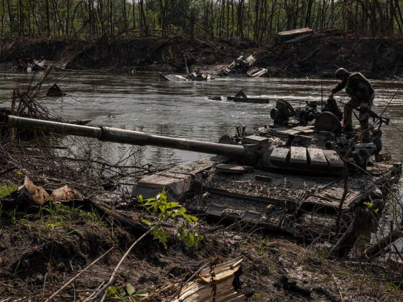 Война в Украине: Разгром танковой колонны под Угледаром показал, что российскими войсками продолжают командовать из центра