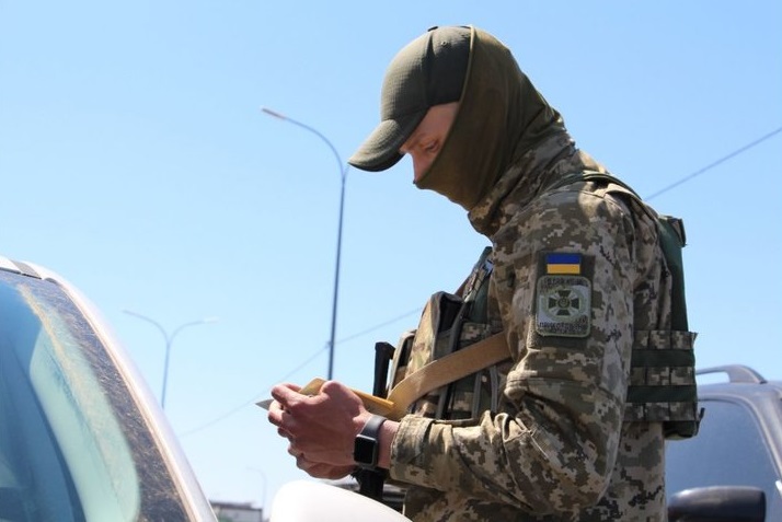 Украина официально ввела визовый режим с Россией