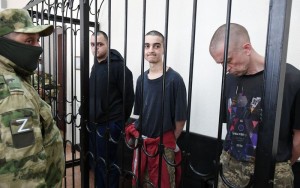 Суд «ДНР» через три дня процесса приговорил к расстрелу двух британцев и марроканца, воевавших на стороне Украины
