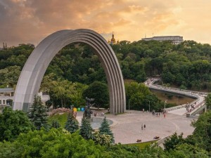 Почему советский монумент «Дружбы народов» с русским и украинским рабочими в Киеве долгие годы раздражал украинцев
