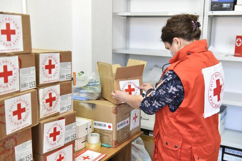 Красный Крест раздаёт украинским беженцам в России кружки с Путиным и футболки с буквой Z