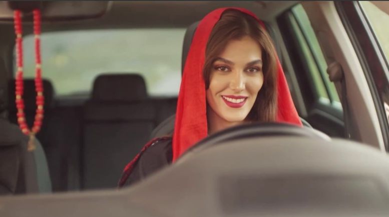 В Иране женщинам запретили сниматься в рекламе. После выхода ролика, где девушка едет на машине и ест мороженое
