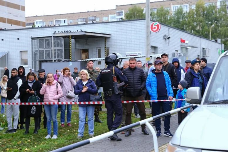 В школе Ижевска расстреляли детей, погибли 17 человек. Видео содержит шокирующие кадры