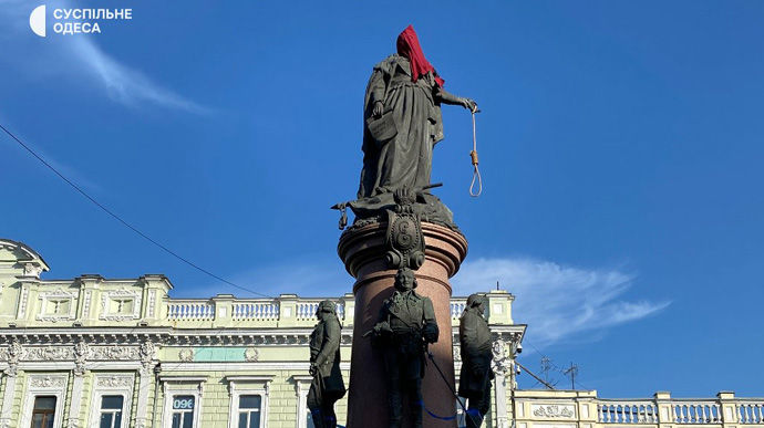 Памятник Екатерине в Одессе облили краской, надели колпак и вложилив руку петлю для коллаборантов
