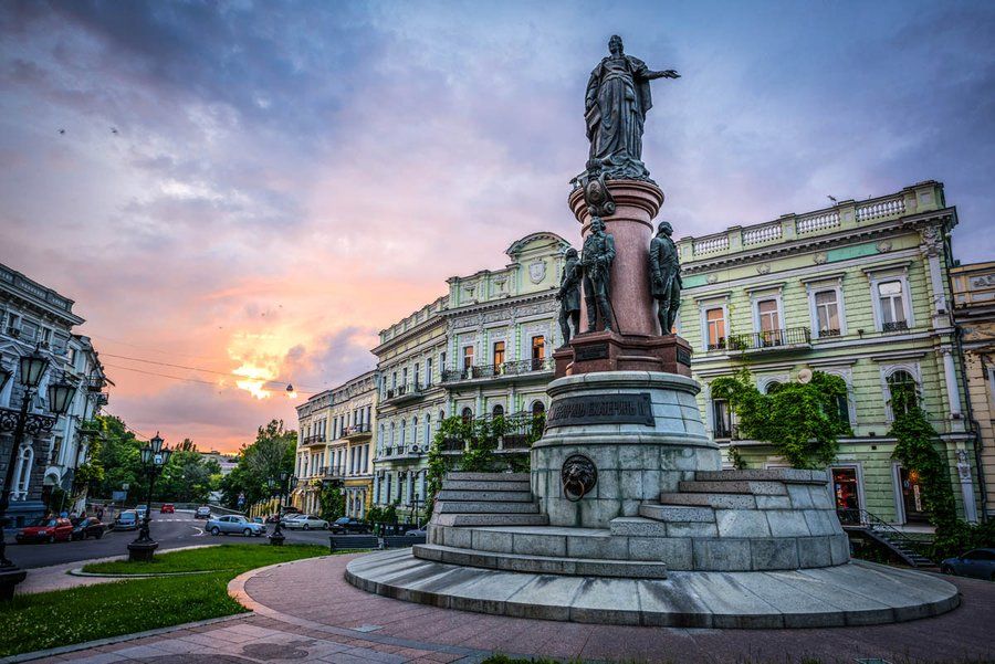 Как в Одессе демонтировали памятники Екатерине II и Суворову. ФОТО и ВИДЕО