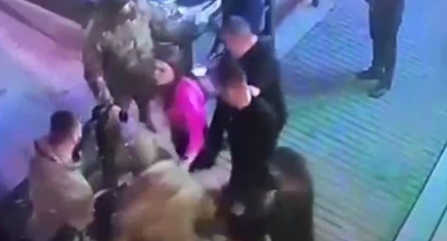 В сеть попало видео: в ресторане «Монро» в Симферополе чеченцы толпой избили парня, который заступился за девушку