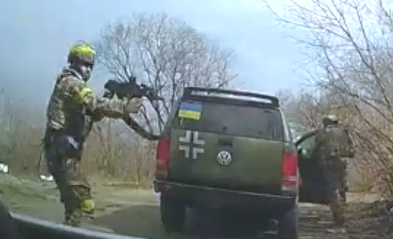 Видео, где военные ВСУ расстреляли машину с женщиной и ребенком, оказалось фейком Z-каналов
