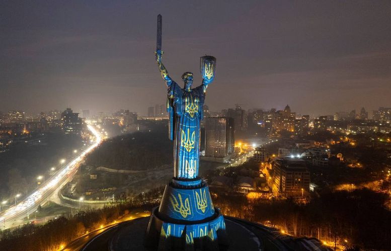 На монументе «Родина-мать» в Киеве решили заменить Герб СССР