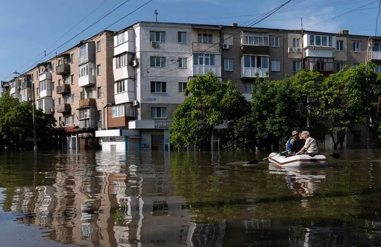 Вместо улиц — реки. Посмотрите, как выглядит Херсон — город, который пережил российскую оккупацию, а сейчас борется с потопом. ФОТО