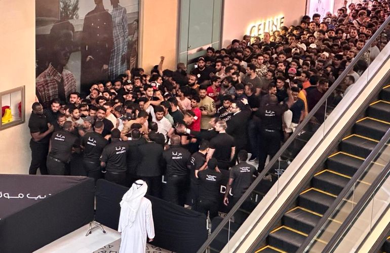 Гигантские очереди и драки: в ТЦ Дубая стартовала продажа iPhone 15. ВИДЕО